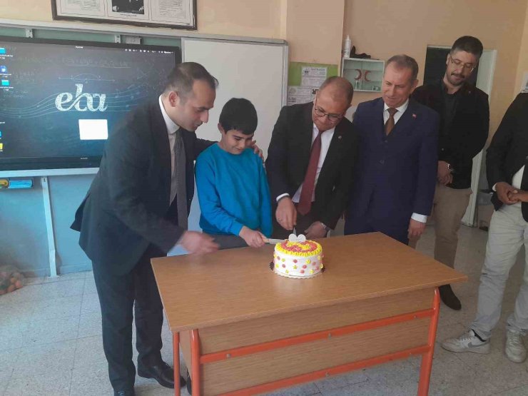 Protokolden ilkokul öğrencisi Şener’e doğum günü sürprizi