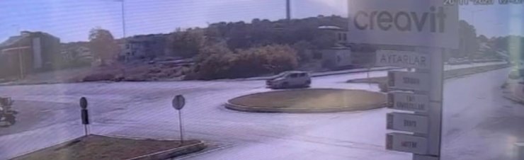 Manavgat’ta iki otomobilin kavşakta çarpışması kameraya yansıdı