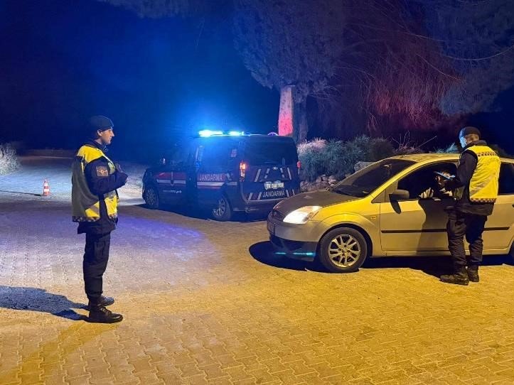 Kurallara uymayan 74 sürücü cezadan kaçamadı