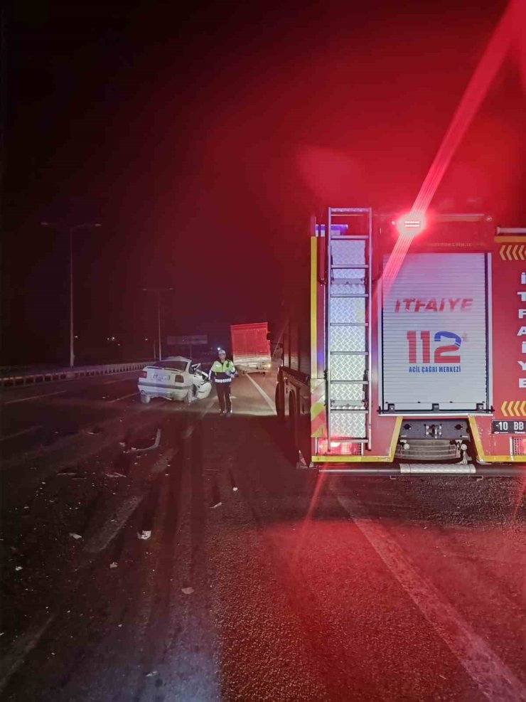 Balıkesir’de otomobil tıra arkadan çarptı; 1 ölü