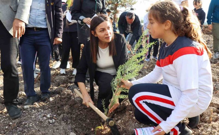 Çanakkale ve Gazze şehitleri için fidanlar toprakla buluştu