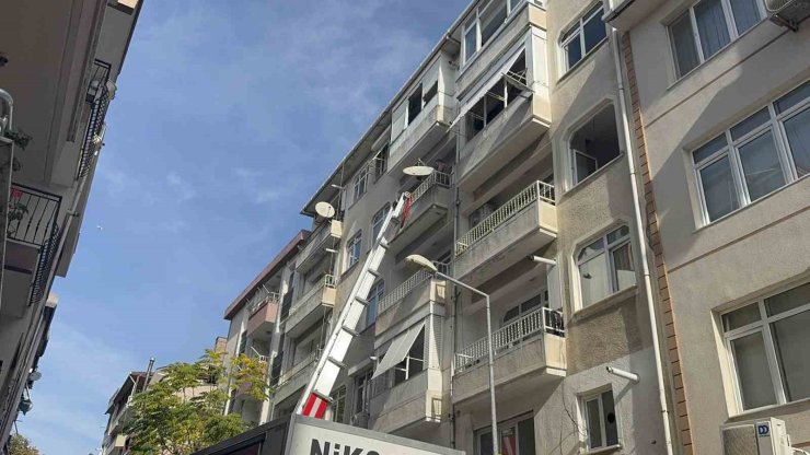 Kolonlarında çatlaklar tespit edilen 5 katlı bina mühürlendi