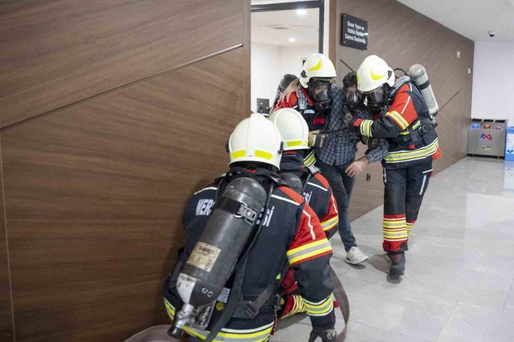 Mersin Büyükşehir Belediyesi binasında yangın tatbikatı gerçekleştirildi