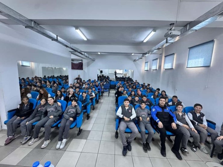 Ortaokul öğrencilerine polislerden eğitim