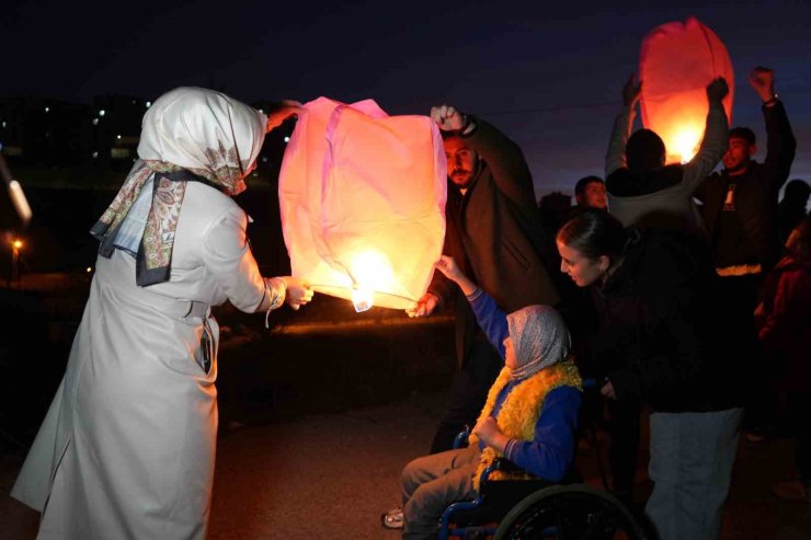 Bayburt’ta özel öğrenciler eşit ve adil bir dünya için dilek fenerlerini gökyüzüne bıraktı
