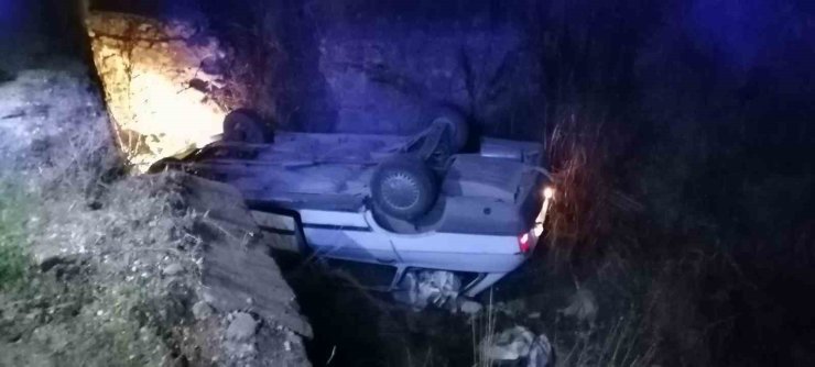 Köpeğe çarpmamak için direksiyonunu kırdığı otomobil kanala düştü: 1 yaralı