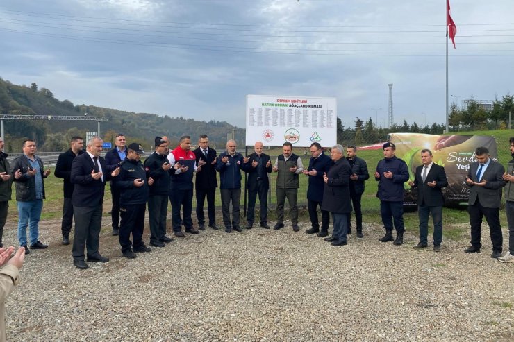 Deprem şehitleri anısına 350 fidan dikildi