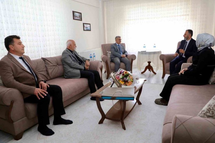 Niğde’de Vali Çelik’ten emekli öğretmene anlamlı ziyaret