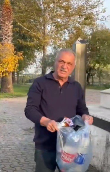 Şehitliğe saygısızlık yapanlara tepki gösterdi, çöpleri tek tek topladı