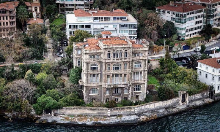 İstanbul Boğazı’nın en ihtişamlı binalarından Zeki Paşa Yalısı yeni sahibini bekliyor