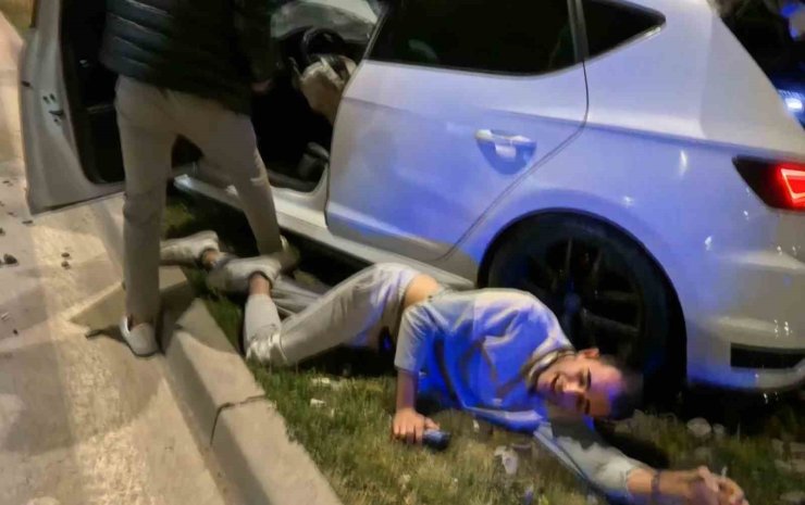 Aksaray Belediyesi’nin trafiğe kapattığı yol kaza meydanına döndü