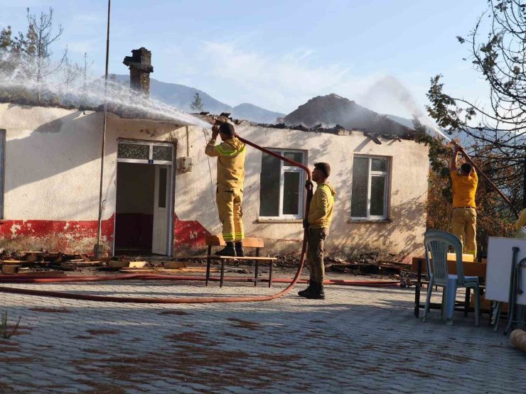 Antalya’da ormanlık alanda çıkan yangında eski okulun çatısı yandı