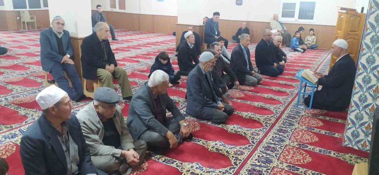 Cemaat Mutaflar Camii’nde vatandaşlar sabah namazında bir araya geldi
