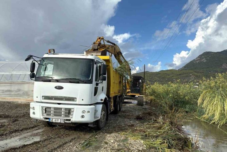 MUSKİ, Fethiye e Seydikemer’de 77 km dere temizliği yaptı