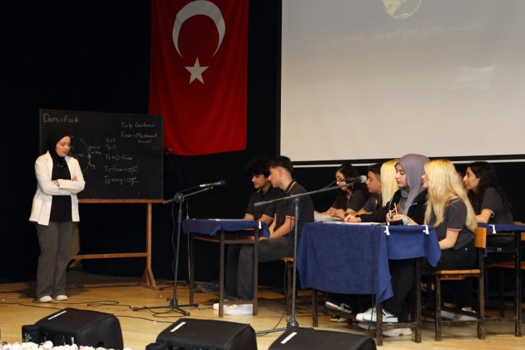 Öğretmenler gününde öğrencilerin sergilediği performanslar göz doldurdu