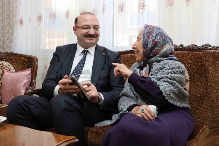 Rektör Hacımüftüoğlu’ndan anlamlı öğretmenler günü ziyareti