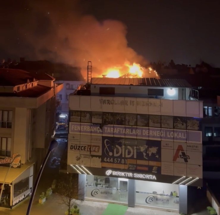 Alevlere teslim olan çatı güçlükle söndürüldü