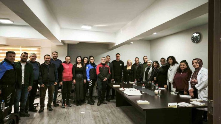 Erzincan polisinden öğretmenlere ’Öğretmenler Günü’ sürprizi