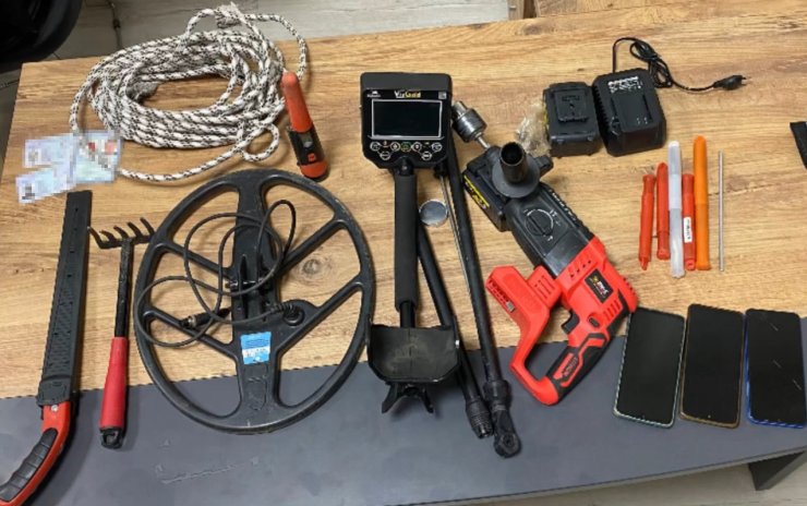 Sultanbeyli’de ormanlık alandaki kaçak kazıda 3 şüpheli suçüstü yakalandı