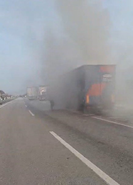 Tokat’ta tır sürücüsünün hızlı müdahalesi muhtemel faciayı önledi
