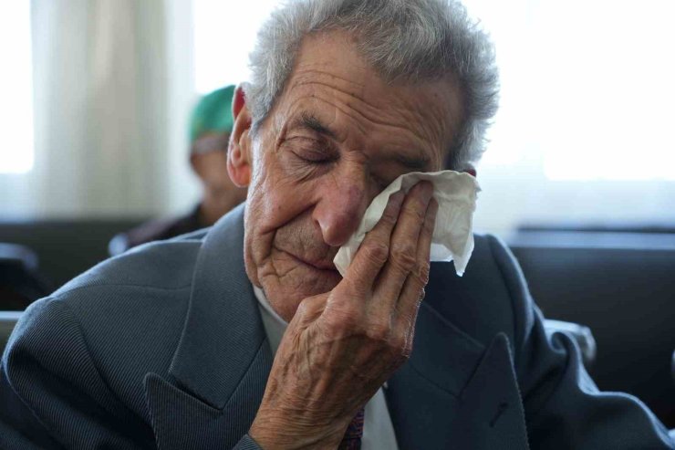 Huzurevinde öğrencilerden emekli öğretmenlere gönülleri ısıtan sürpriz: Gözyaşları sel oldu
