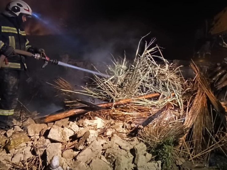 Tek katlı evdeki yangın korkuttu