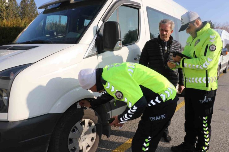 Erzincan’da okul servislerine kış lastiği denetimi yapıldı