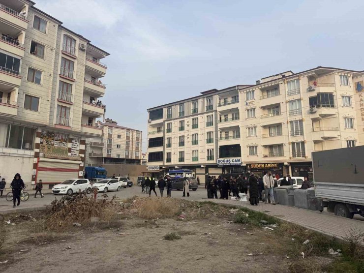 Husumetli iki aile sokak ortasında birbirine girdi: Silah sesleri mahalleyi ayağa kaldırdı