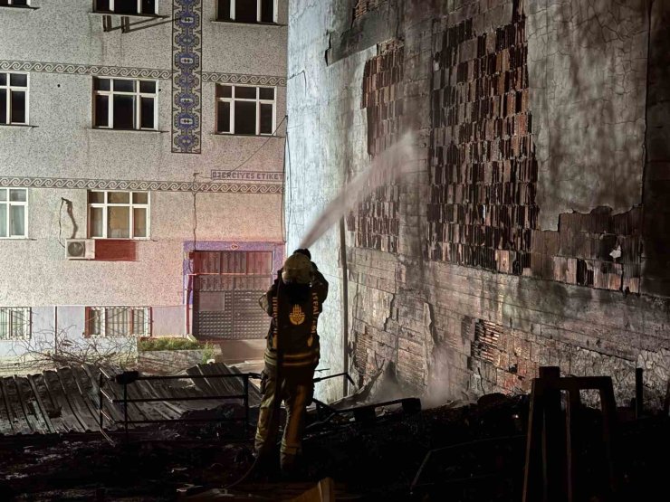 Küçükçekmece’de geri dönüşüm atık tesisi alevlere teslim oldu