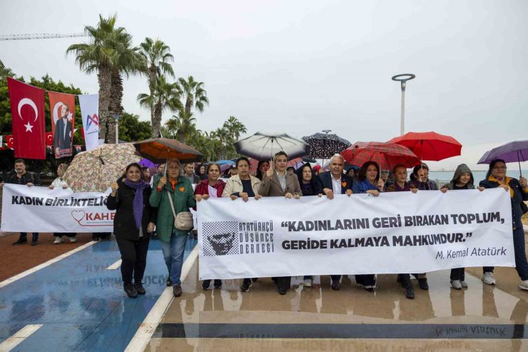 Mersin’de kadınlara yönelik şiddete karşı farkındalık etkinlikleri düzenlendi
