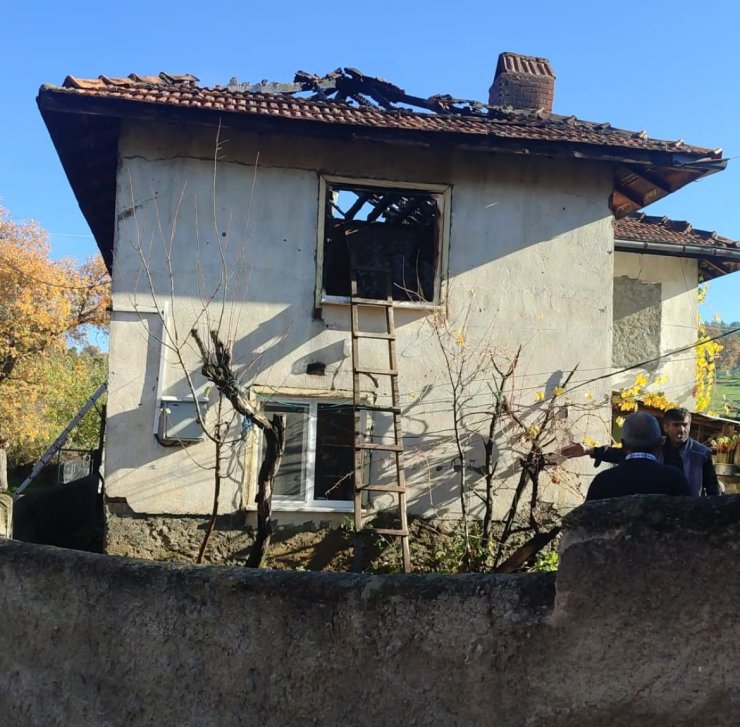 Tavşanlı’da 2 katlı ahşap ev yandı