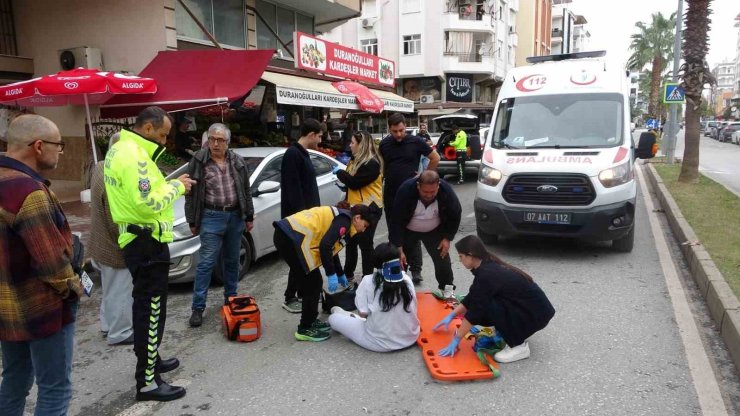 Aracın açılan kapısına çarpan motosikletteki 2 kişi yaralandı