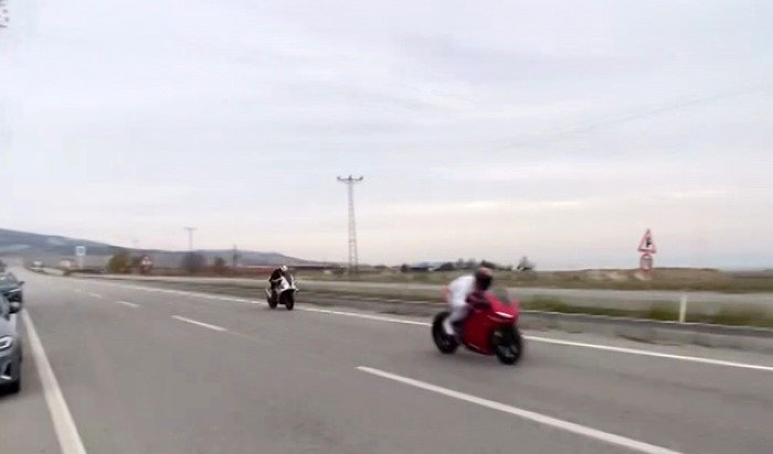 Saatte 200 kilometre hızı geçen motosikletlerin caddede yaptığı yarış korkuttu