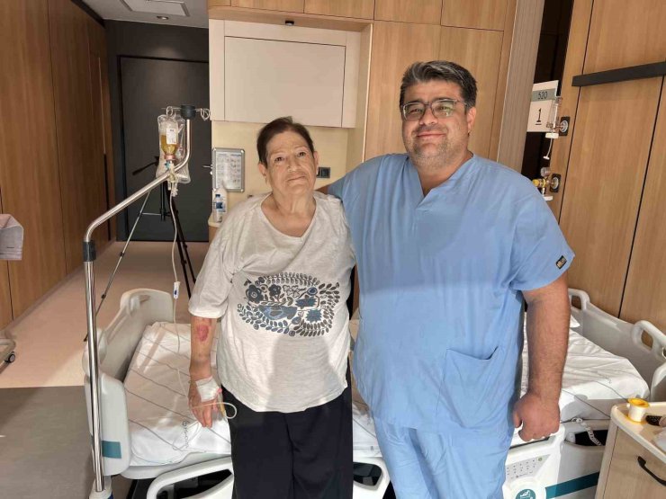 Yaşlı kadın omurga kırığı ameliyatı sonrası yeniden yürümeye başladı