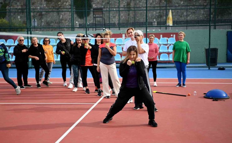 Kuşadası’nda kadınlara ‘Yakın Savunma Teknikleri’ eğitimi verildi