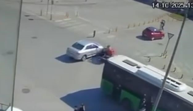 Otomobil motosiklet ile çarpıştığı kaza güvenlik kamerasına yansıdı