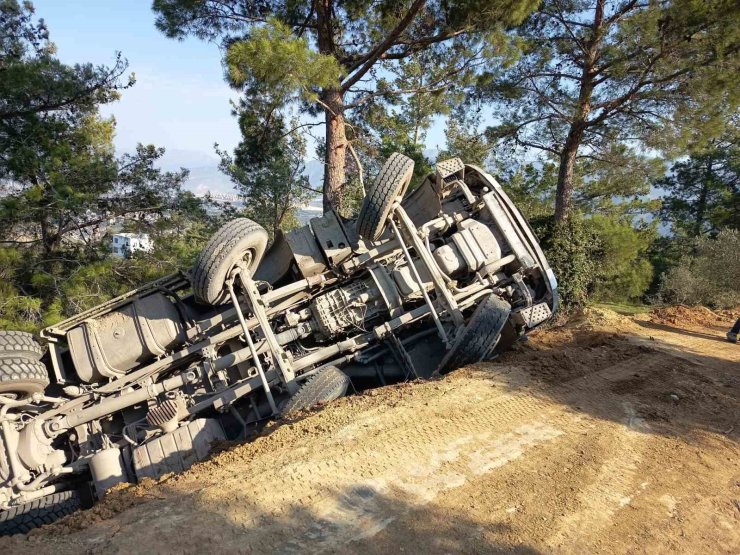 Toprak yolda uçuruma yuvarlanan hafriyat kamyonunun sürücüsü yaralandı