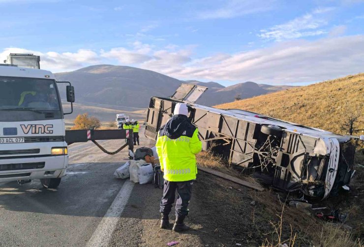Otobüs kazasında ölenlerin kimlik tespit çalışmaları sürüyor