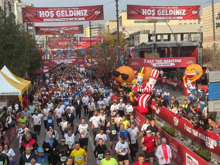 Gaziantep’te 7. Gazi Yarı Maratonu bin 498 sporcunun katılımıyla başladı