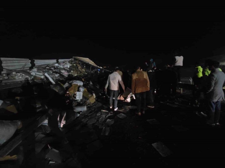 Tekstil malzemesi yüklü tır devrildi: Yol trafiğe kapandı