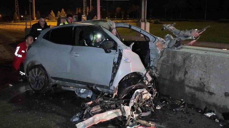Tuzla’da otomobil gişelere saplandı: Sürücü hayatını kaybetti