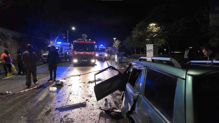 Üsküdar’da zincirleme kaza: Tofaş marka araç hurdaya döndü