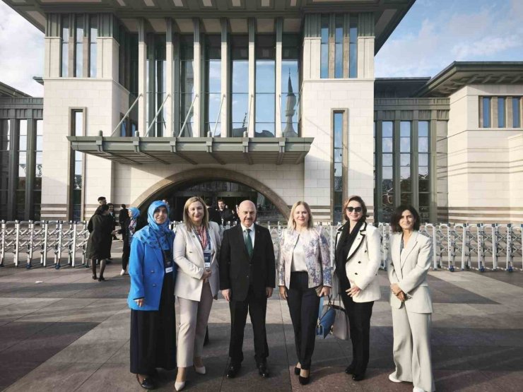 Türk Tıp Dünyası Kurultayında Kakaçoğlu’na teşekkür