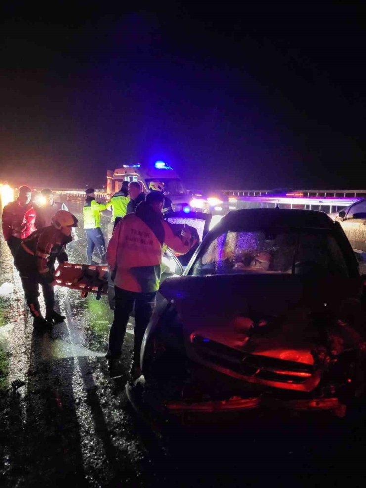 Bariyere vurup savrulan araca çarptı: 4 yaralı