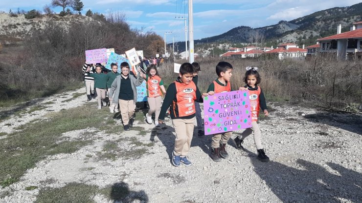 Mudurnu’da öğrenciler erozyon farkındalığı için yürüdü