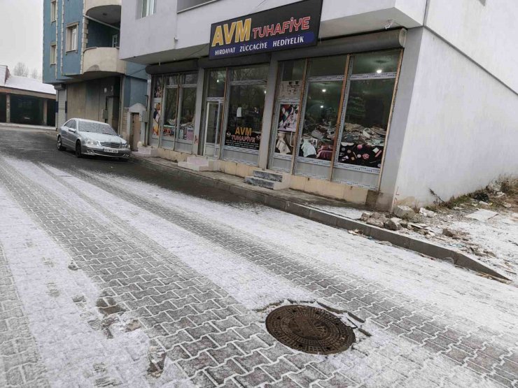 Diyadin’e mevsimin ilk karı düştü