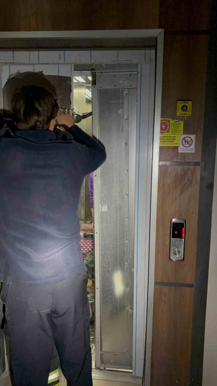 Asansörde mahsur kalan vatandaşları itfaiye kurtardı