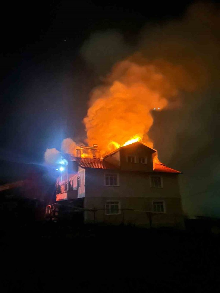 Kastamonu’da yangında bir evin çatısı kullanılamaz hale geldi