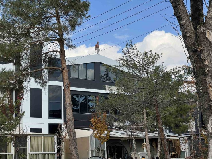 Alacağı için çatıya çıktı, yarı çıplak 3 saat ikna edilmeye çalışıldı