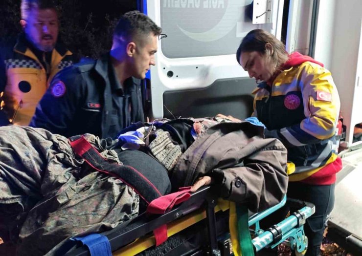 Devrilen traktörün altında kalan kadın yaralandı